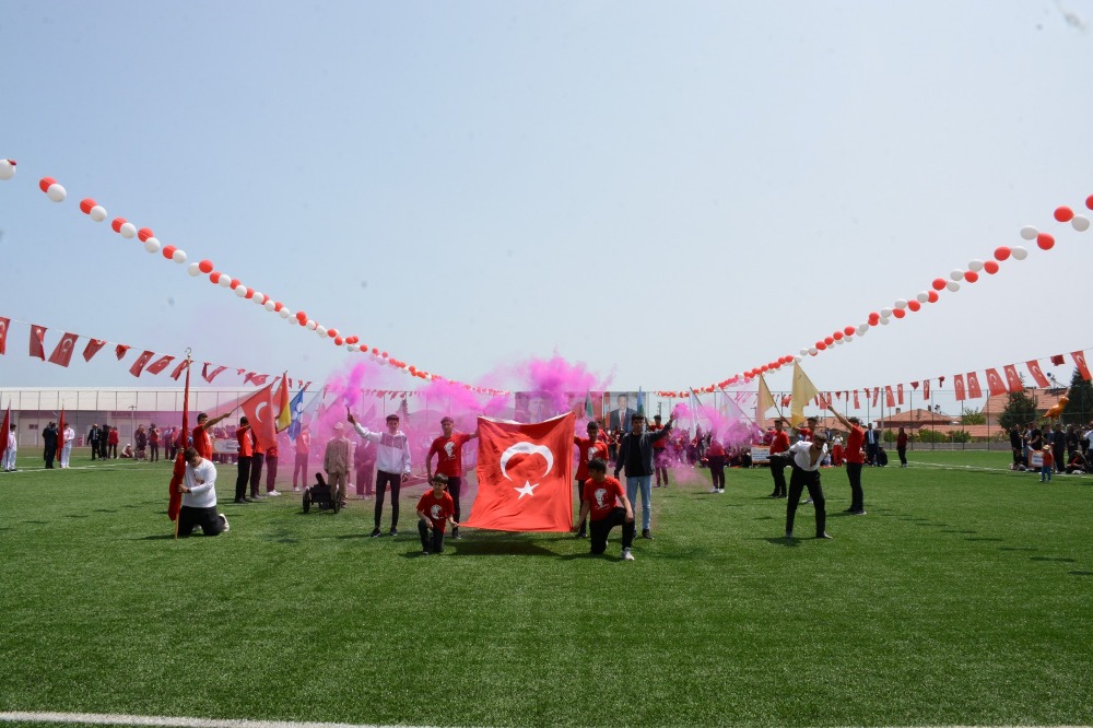 Kaymakamımız Mustafa Görmüş,19 Mayıs Atatürk’ü Anma,Gençlik ve Spor Bayramı kapsamında Eşme Stadyumu’nda düzenlenen törene katıldı