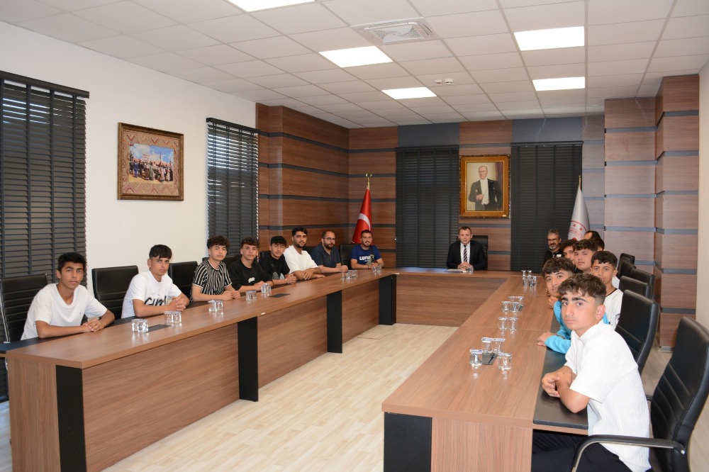 Mardin Mazıdağı Anadolu Lisesi Müdürü Ramazan Abiş ve beraberindeki öğrenciler, Kaymakamımızı ziyaret ederek bir süre sohbet ettiler
