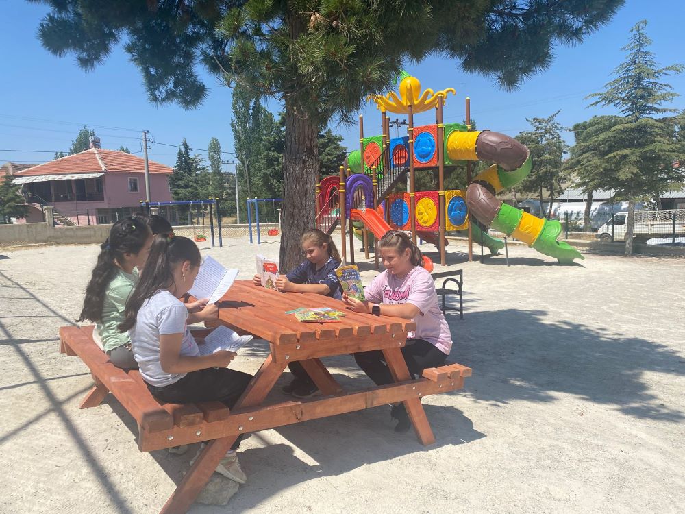 Eşme Kaymakamlığı, belirlenen köy okulları ve alanlara piknik bankları dağıtarak kullanımına sundu.