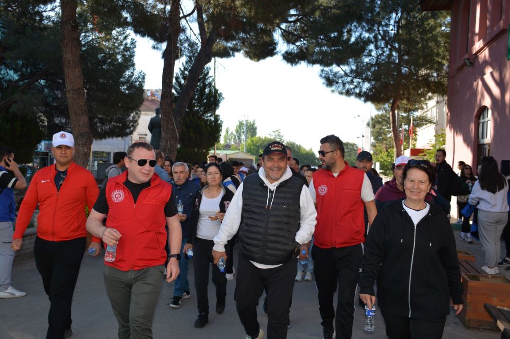 Kaymakamımız Mustafa Görmüş ve ilçe protokolü,19 Mayıs etkinlikleri kapsamında Eşme Gençlik Merkezi’nden Kemer Dağı’na doğa yürüyüşüne katıldı