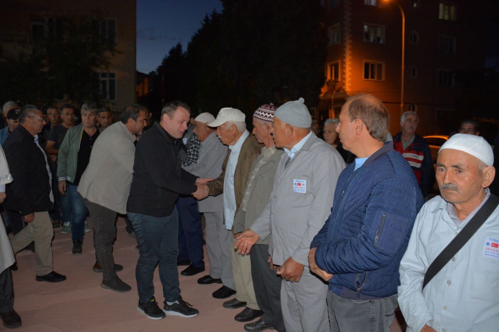 Eşme'den hacca gidecek 30 hacı adayı, Kubbeli Camii'nde düzenlenen programla dualarla uğurlandı
