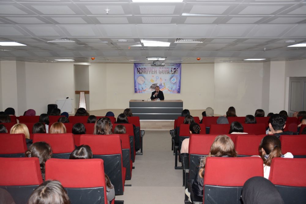 Kaymakamımız Mustafa Görmüş,Şehit Cemalettin Avcı Sosyal Bilimler Lisesi konferans salonunda düzenlenen "Kariyer Günleri" etkinliğine katıldı