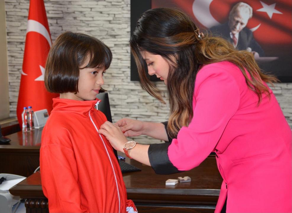 Eşme’mizin, Ülkemizin  Gururu 2023 Kick Bocks Dünya Şampiyonası’nda 2. olan Milli Sporcumuz Fatma ÇAKAL altınla ödüllendirildi