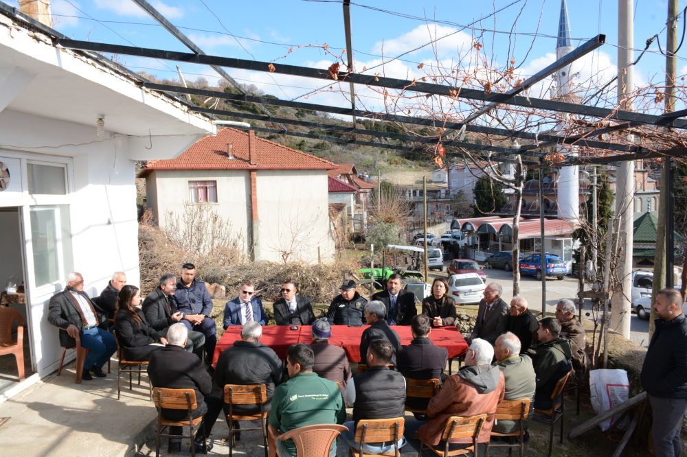 Kaymakamımız Mustafa Görmüş,Eşmetaş Köyü'ne gerçekleştirdiği ziyaret kapsamında, kurum amirleri ile birlikte köy sakinleriyle bir araya geldi