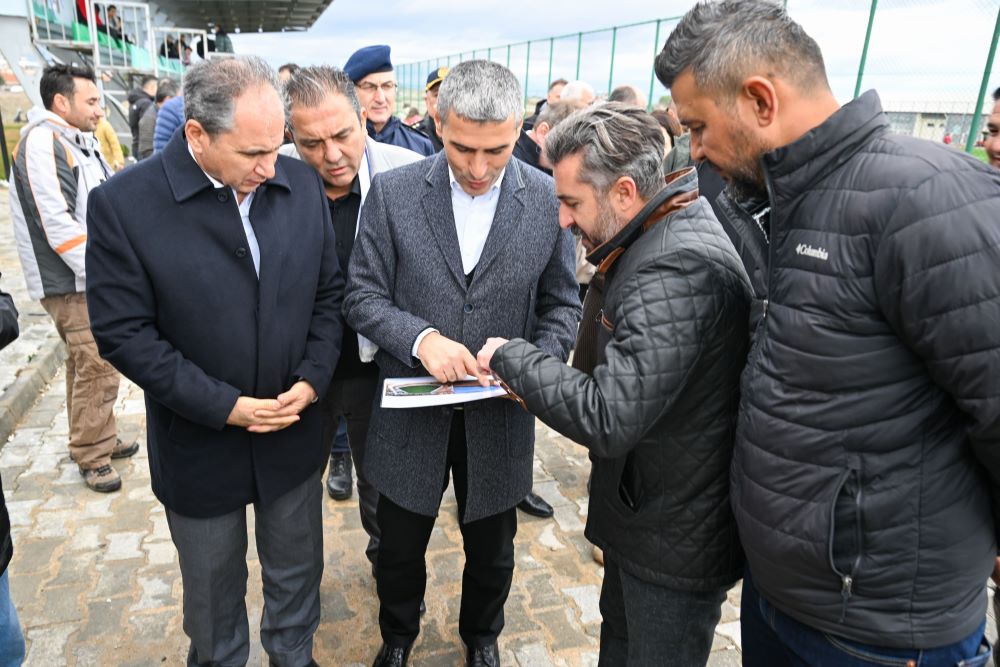 Valimiz Sayın Dr. Naci Aktaş, yenilemesi tamamlanan Eşme İlçe Stadyumu'nu ziyaret ederek incelemelerde bulundu